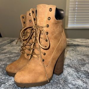 Cute ankle boots perfect for winter look!